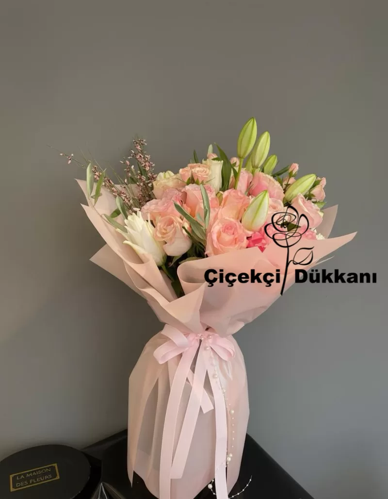 Lilyum ve Pembe Gül Buketi